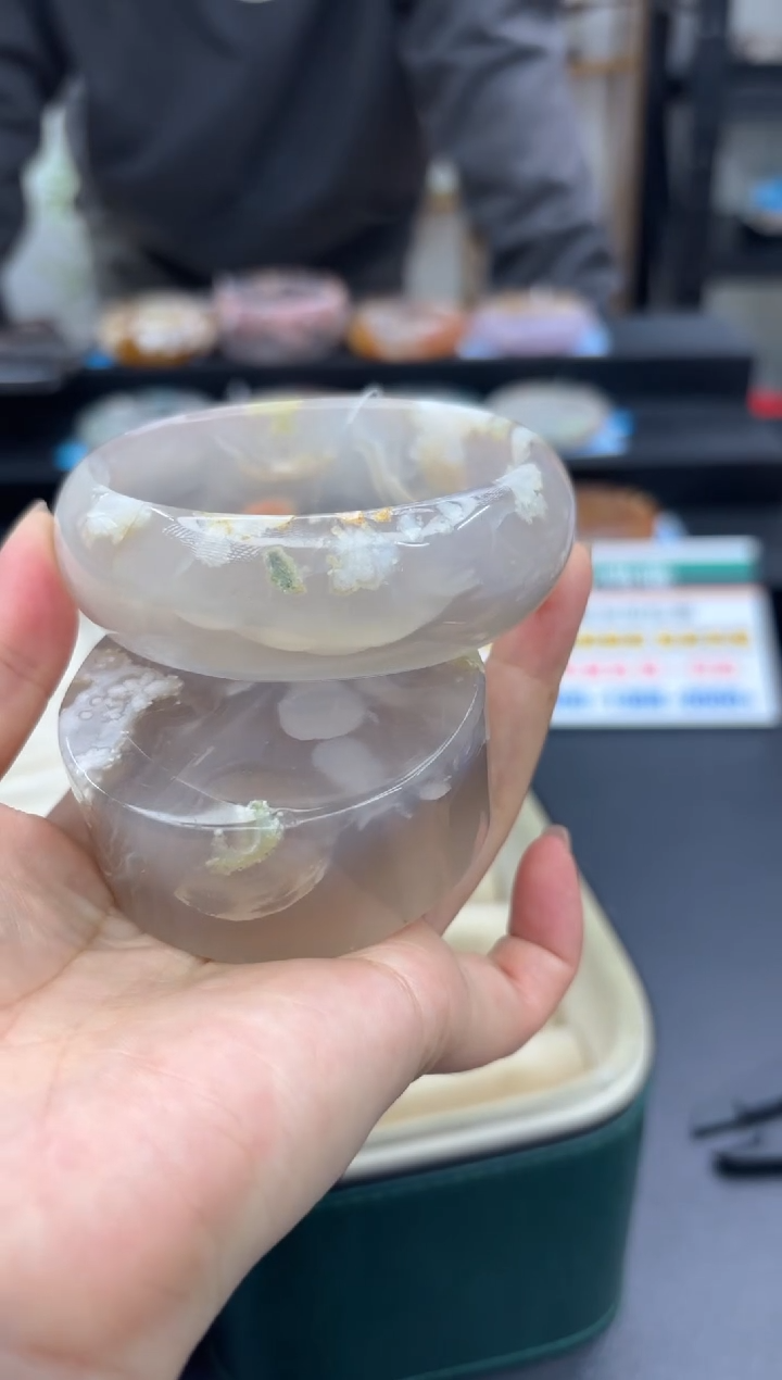 【闪购商品】石英质玉手镯未镶嵌C63(61圈赠送镯心)