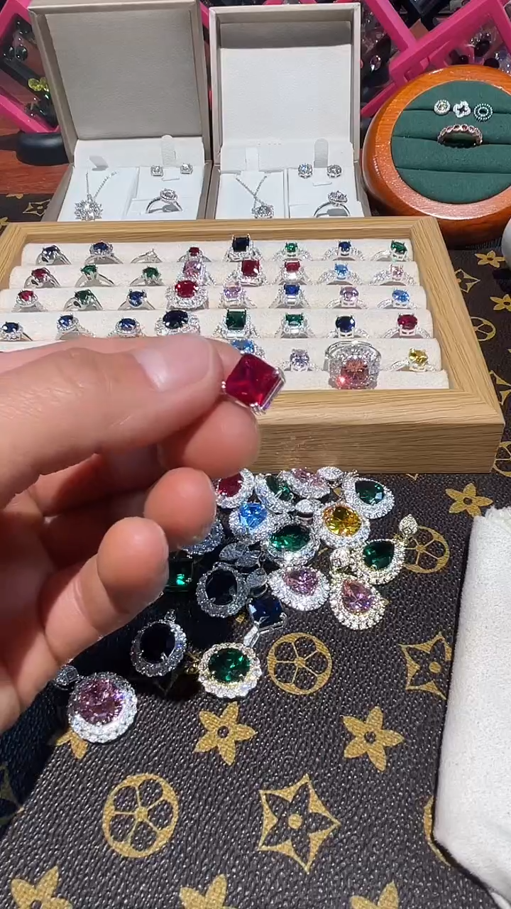 合金颈饰合成钻石红吊坠