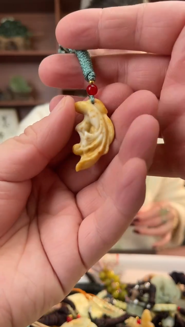 未镶嵌蛇纹石玉颈饰·