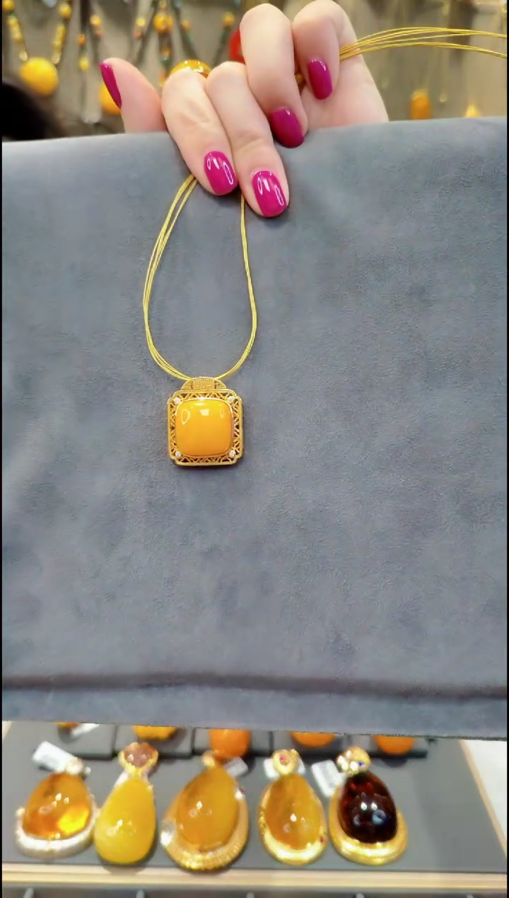 【闪购商品】蜜蜡颈饰银S925镀金镶嵌B016蜜蜡吊坠赠项圈