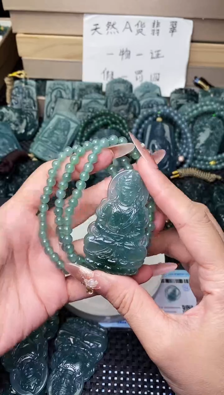 颈饰未镶嵌翡翠 