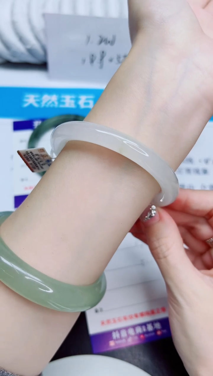 未镶嵌手镯石英质玉171/56.6