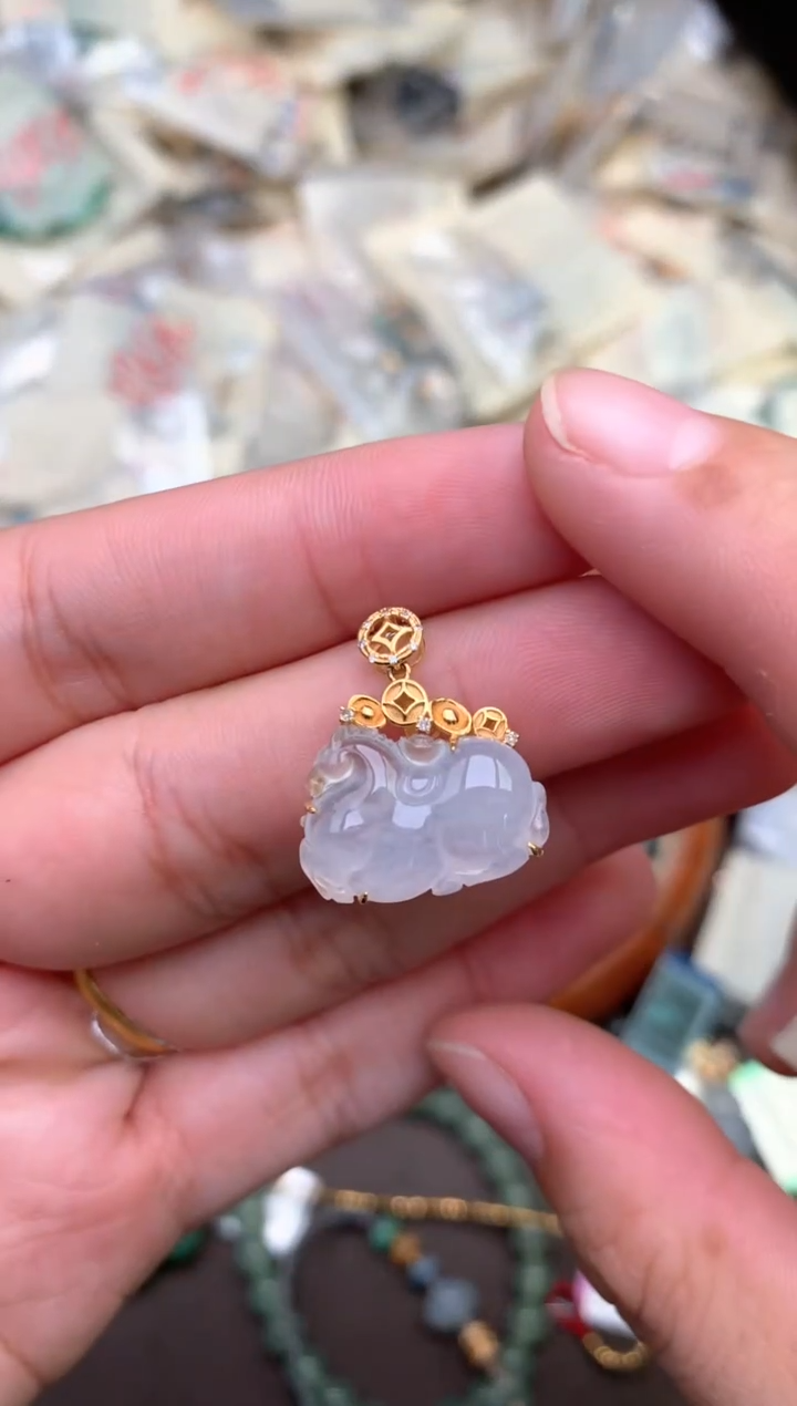 18K金镶嵌挂件翡翠— 