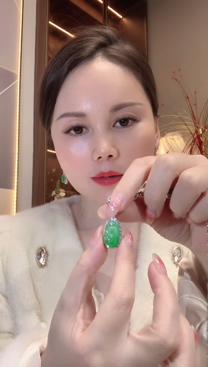 【闪购商品】翡翠吊坠(不含链)18K金镶嵌C60