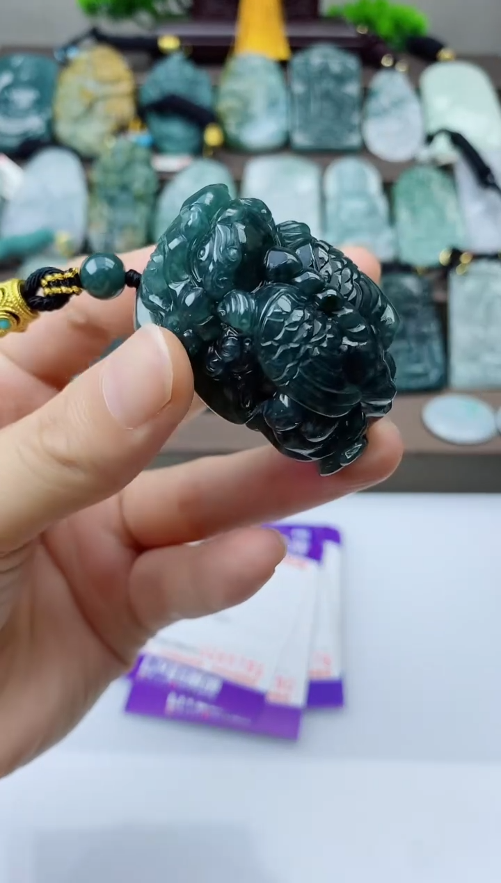 翡翠未镶嵌颈饰 