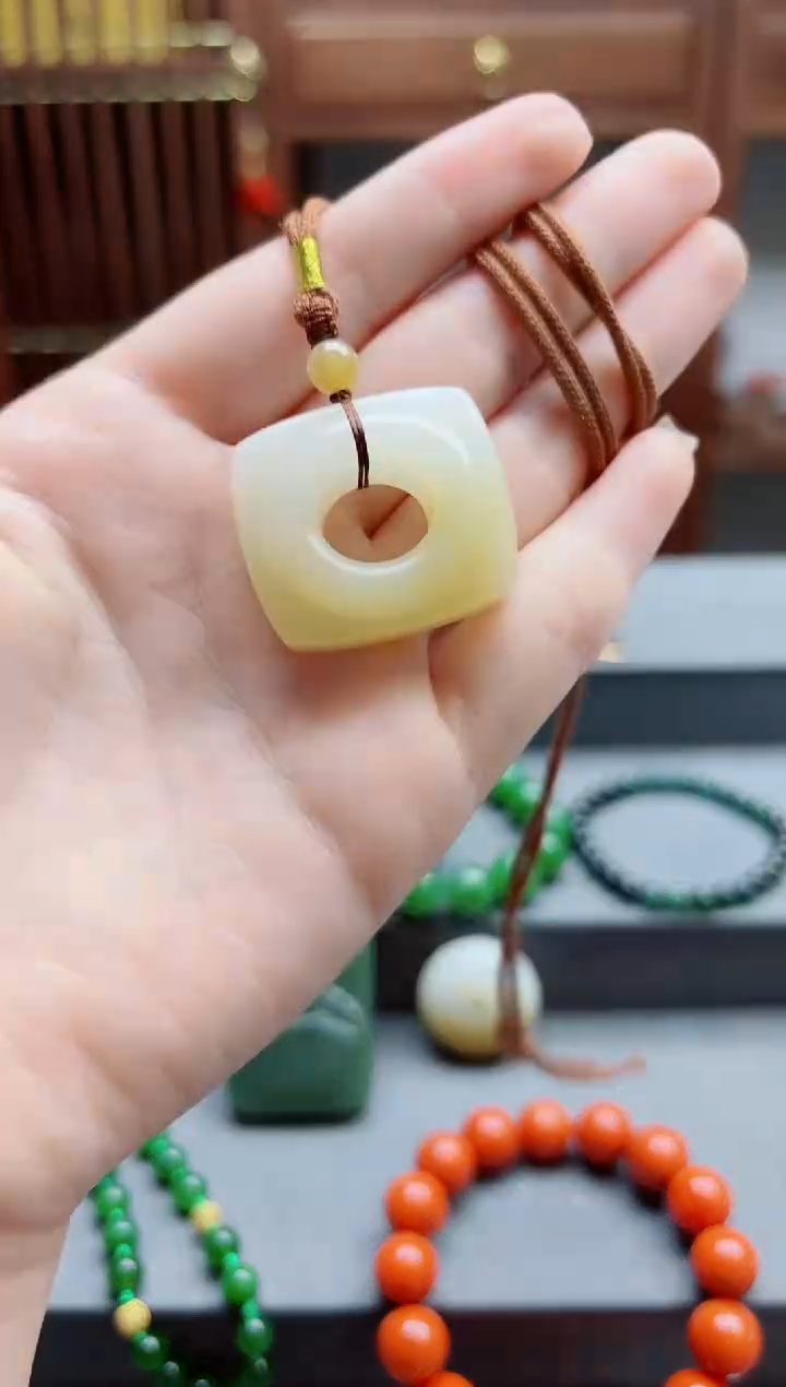 和田玉未镶嵌颈饰糖白方扣吊坠xy