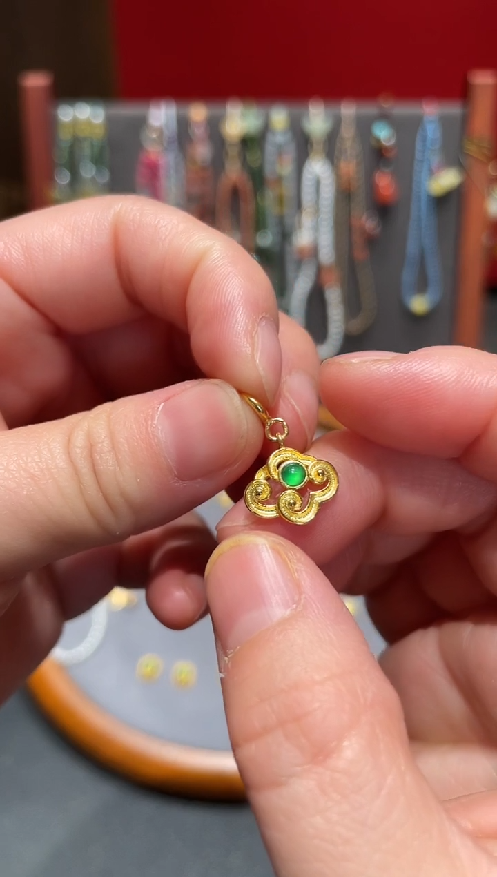 银S925镀金镶嵌翡翠耳饰祥云