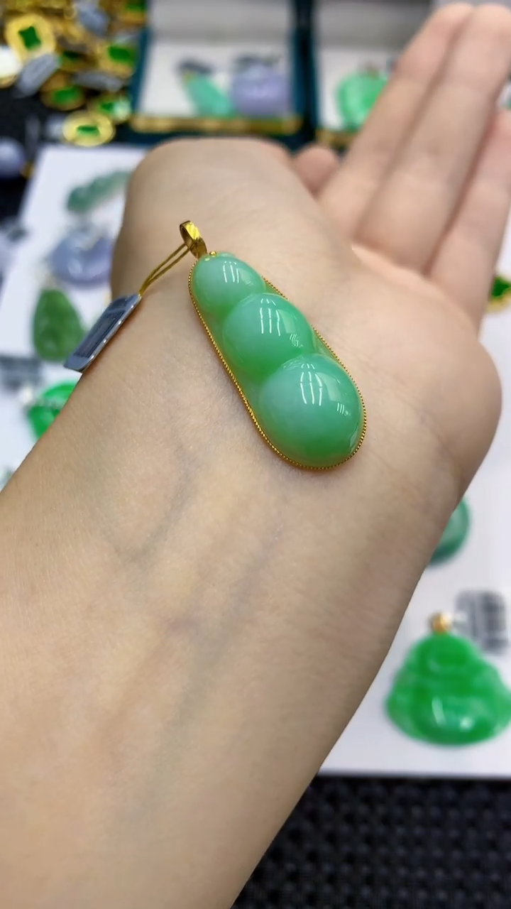 翡翠18K金镶嵌颈饰             1