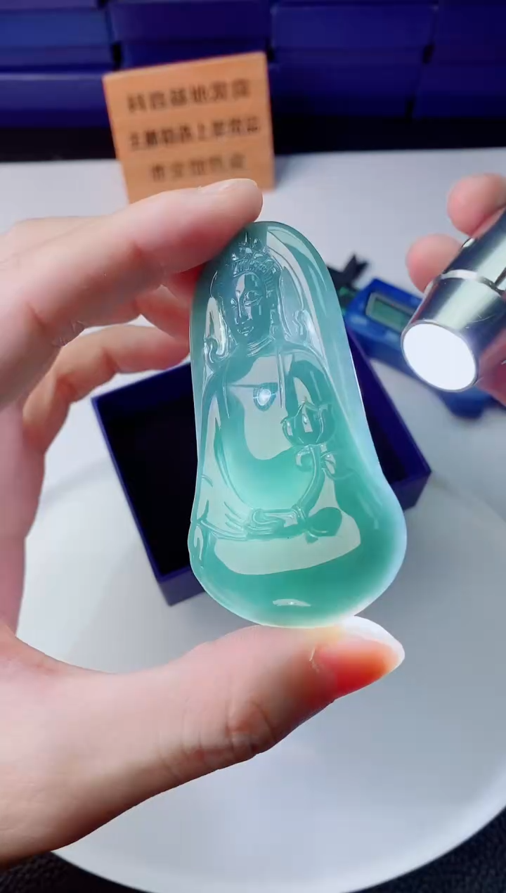 翡翠未镶嵌颈饰  `