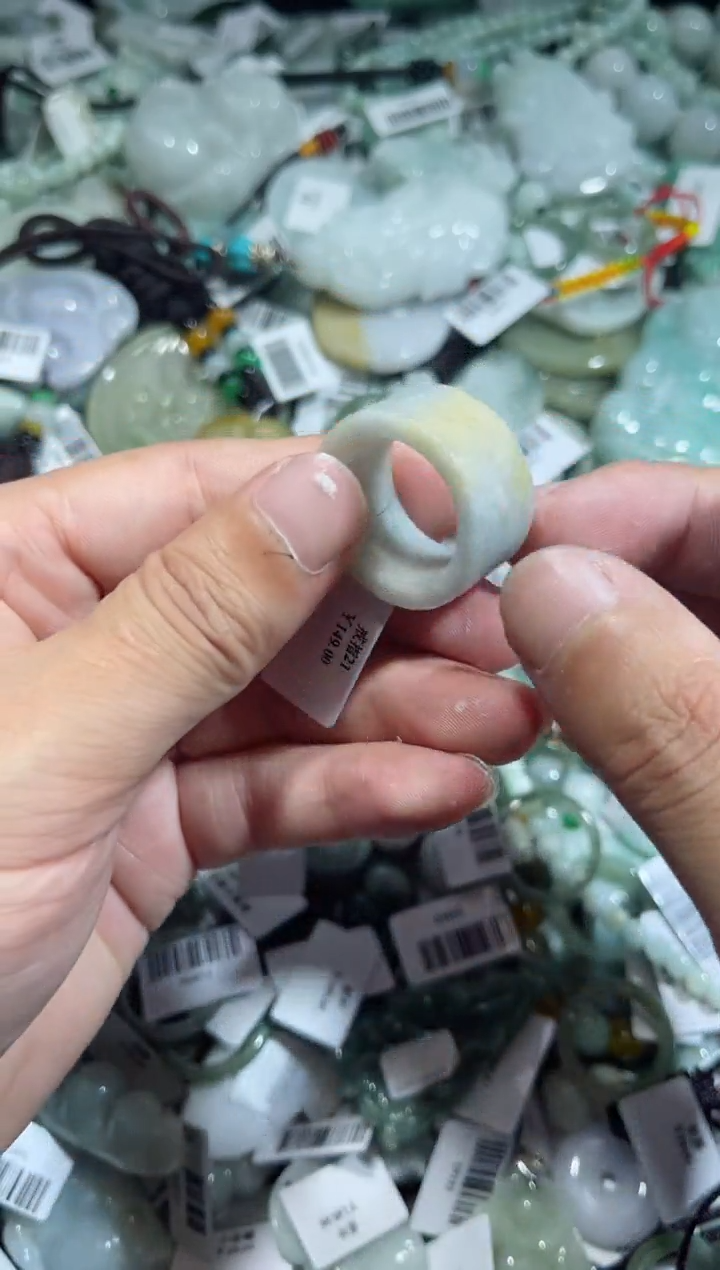 【闪购商品】翡翠颈饰未镶嵌00016570