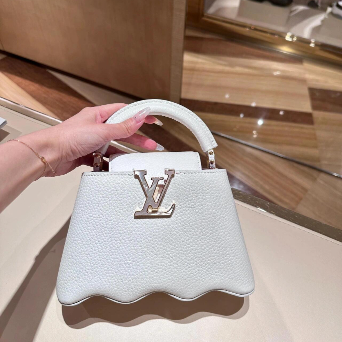 99新 LouisVuitton/路易威登 小花攀攀Capucines Mini 白色芯片