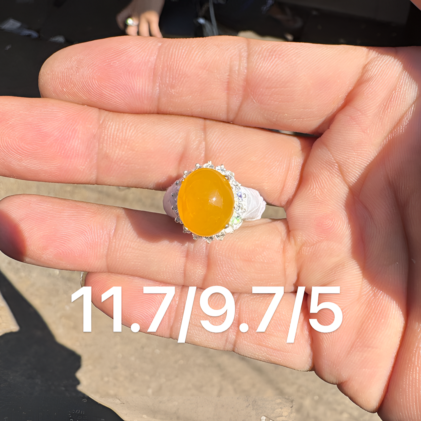 1106(小哪吒在源头)冰种翡翠鸡油黄戒面干净肉细饱满荧光足M100