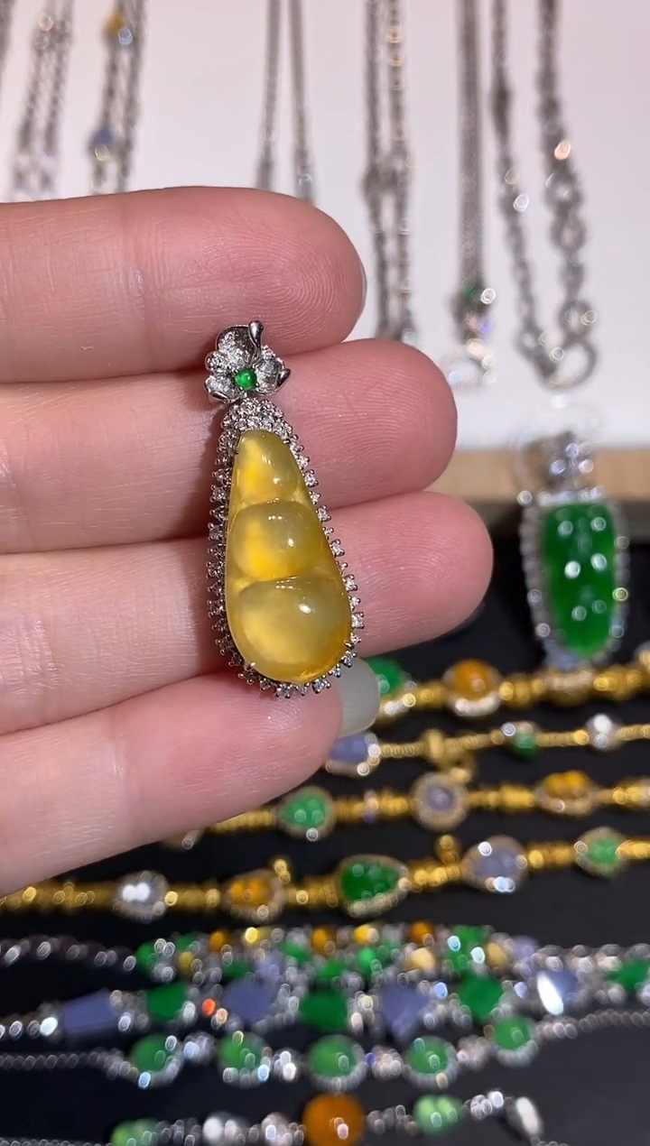 颈饰18K金镶嵌翡翠吊坠