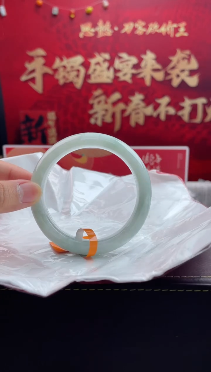 【闪购商品】翡翠手镯未镶嵌19翡翠手镯（微瑕）