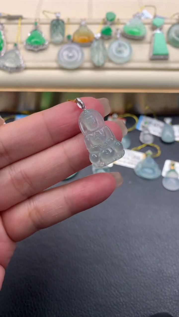 翡翠18K金镶嵌颈饰F146