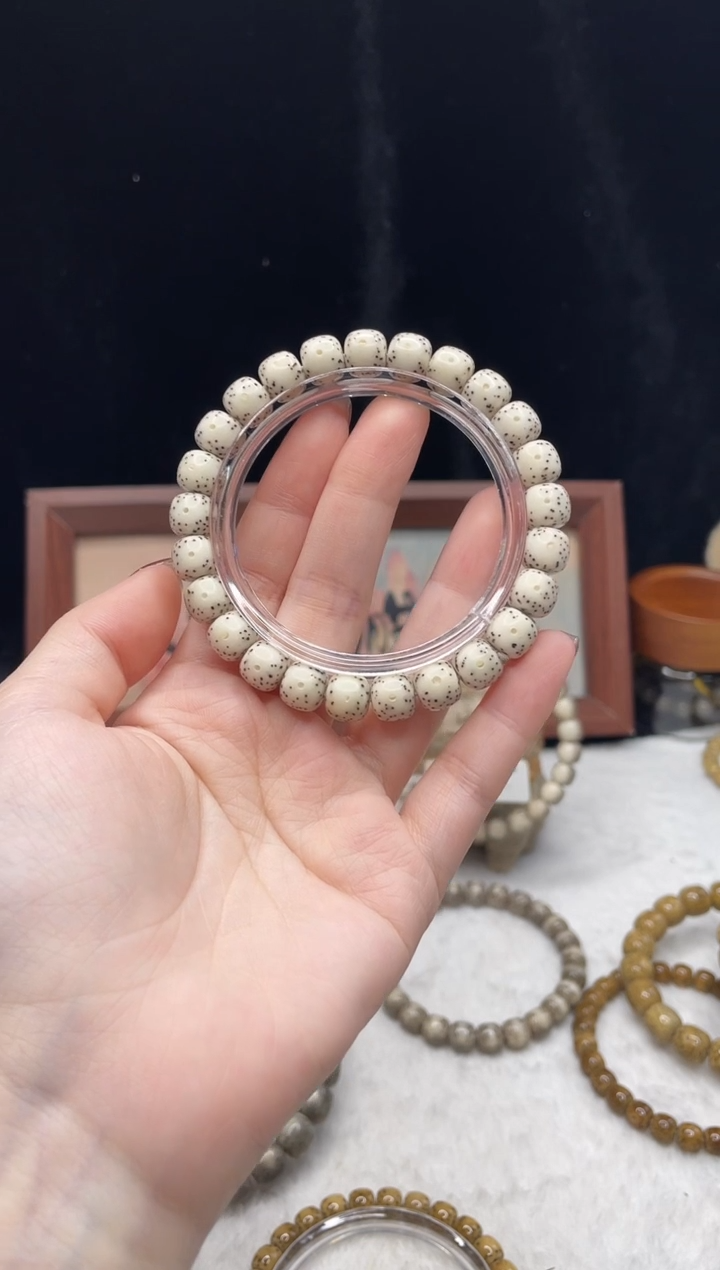 吊坠星月菩提Q28 9X8单圈 D001