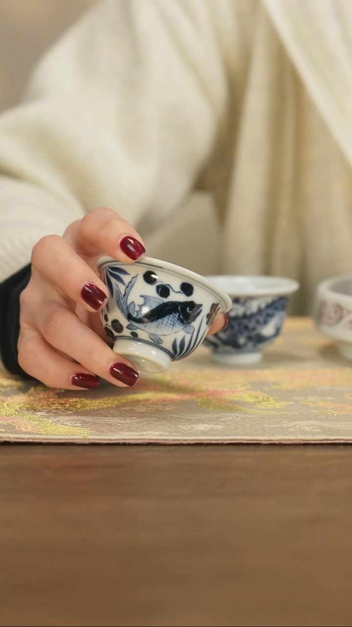 【闪购商品】景德镇手工青花鱼藻小压手杯