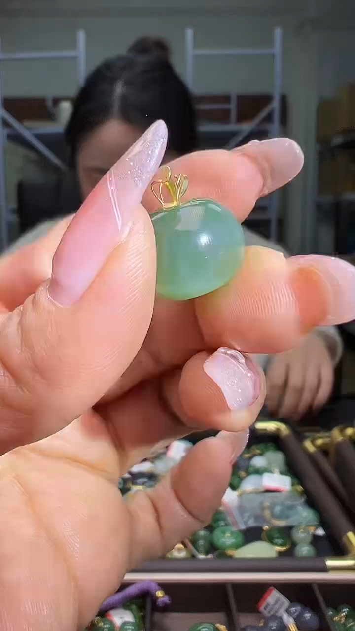 颈饰18K金镶嵌和田玉（多样性发货.发其一)12.25.90