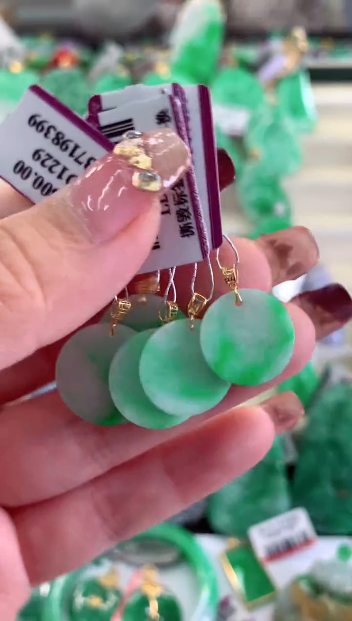 【闪购商品】翡翠吊坠(不含链)18K金镶嵌多样性发货其中一件