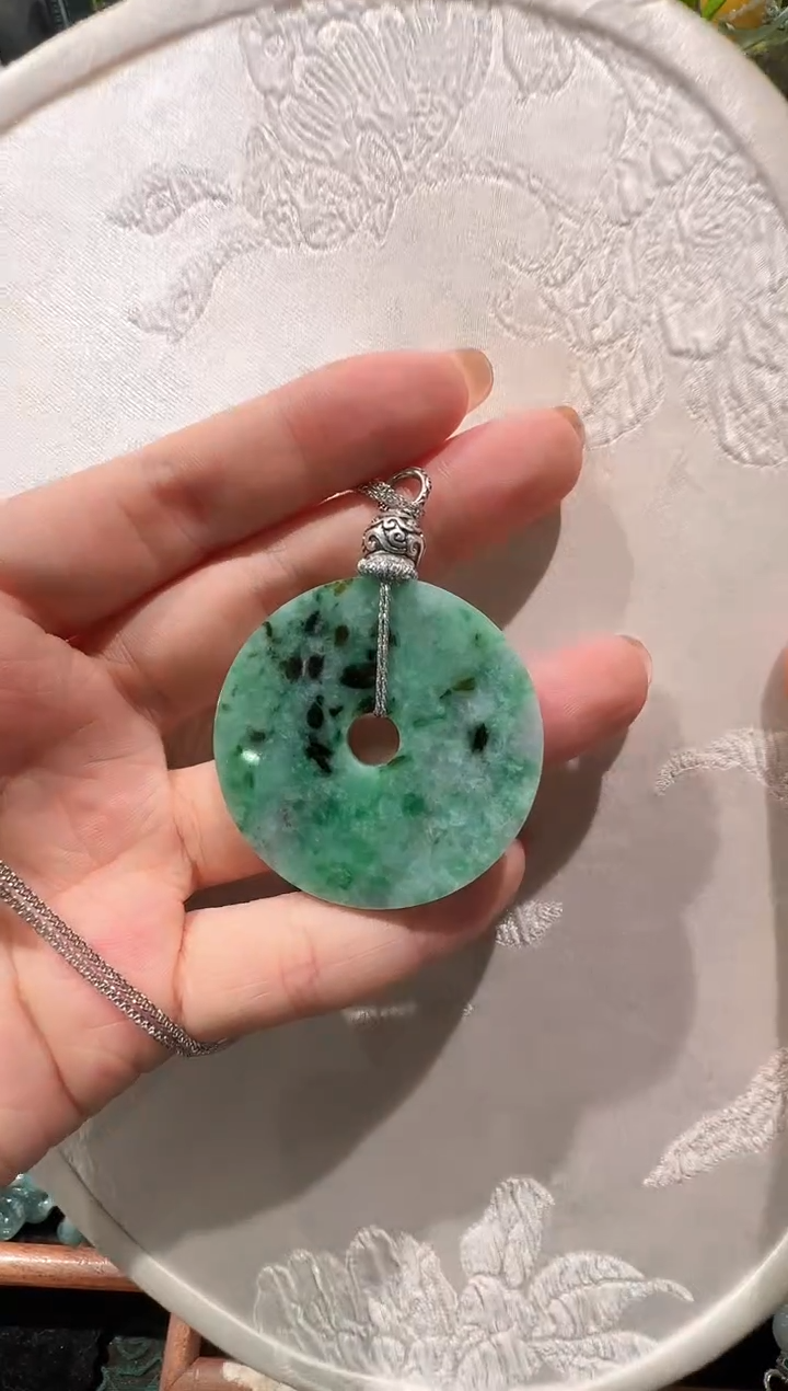 翡翠未镶嵌颈饰国风