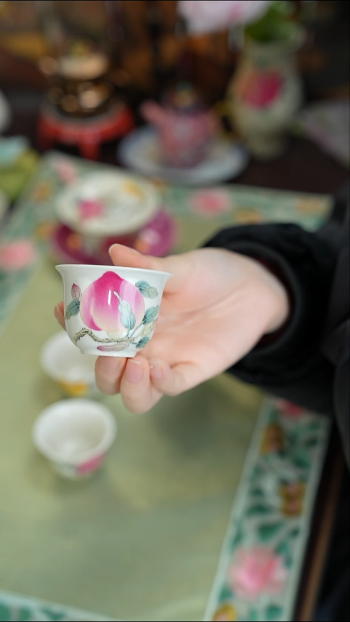 景德镇手工手绘雅圣粉彩杯