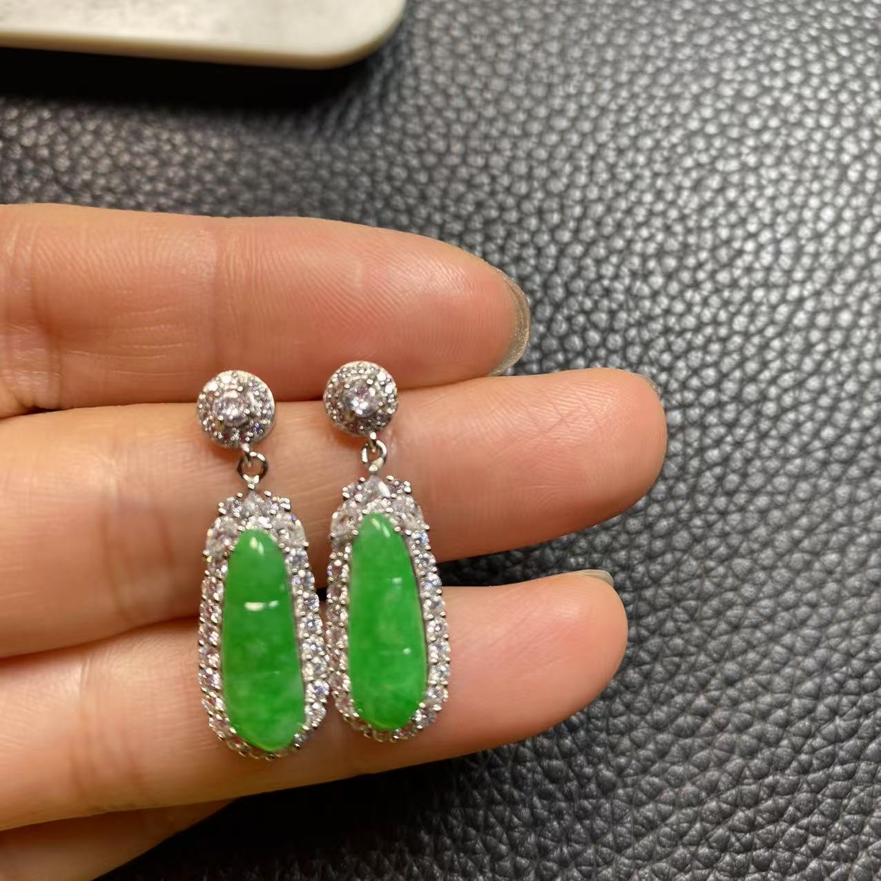 缅甸天然翡翠豆子耳饰