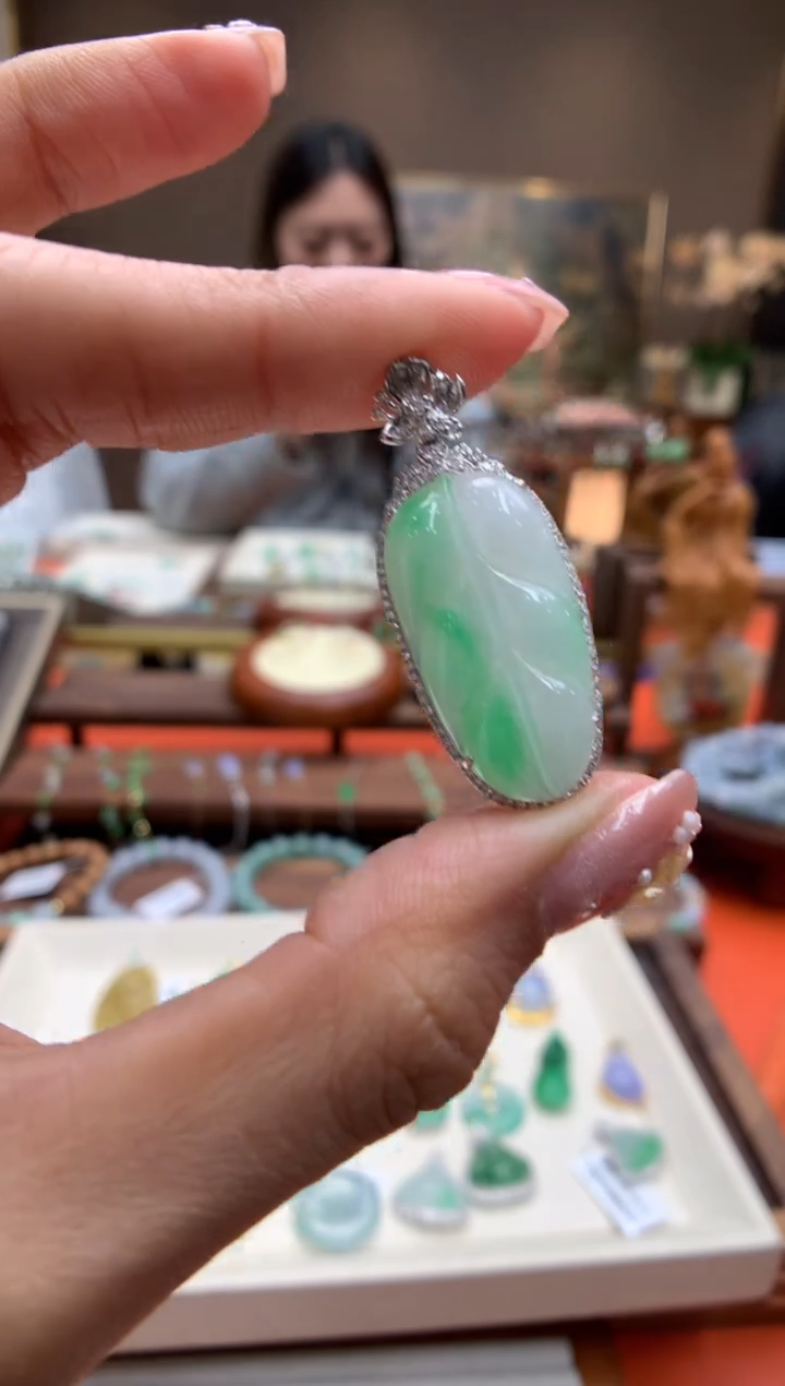 【闪购商品】翡翠颈饰18K金镶嵌叶子