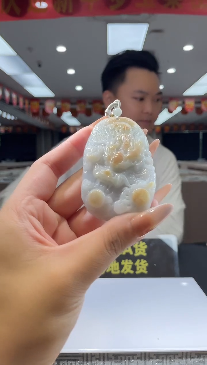 翡翠未镶嵌颈饰多样性发其一