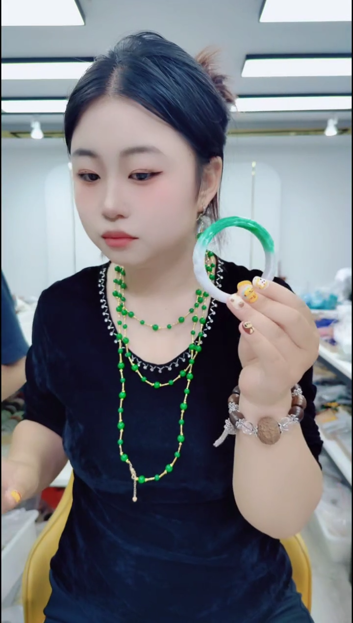 树脂制品妞***?1621手镯一个