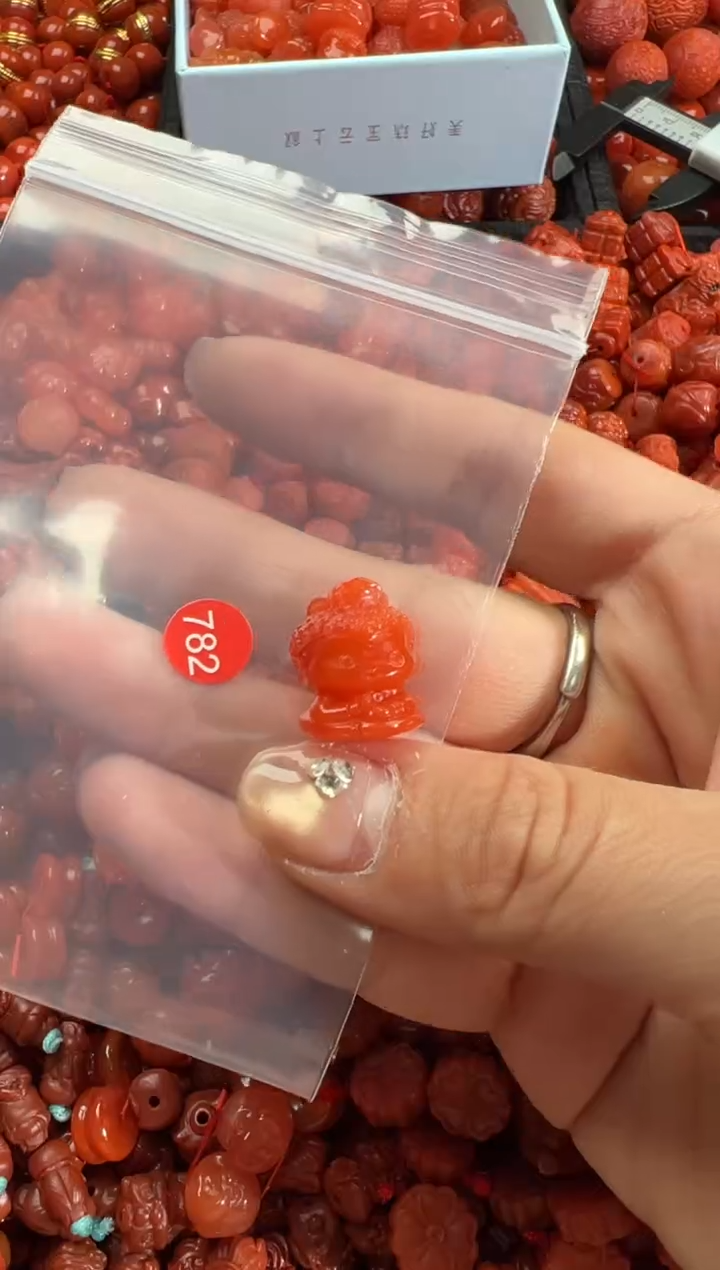 南红玛瑙未镶嵌颈饰1