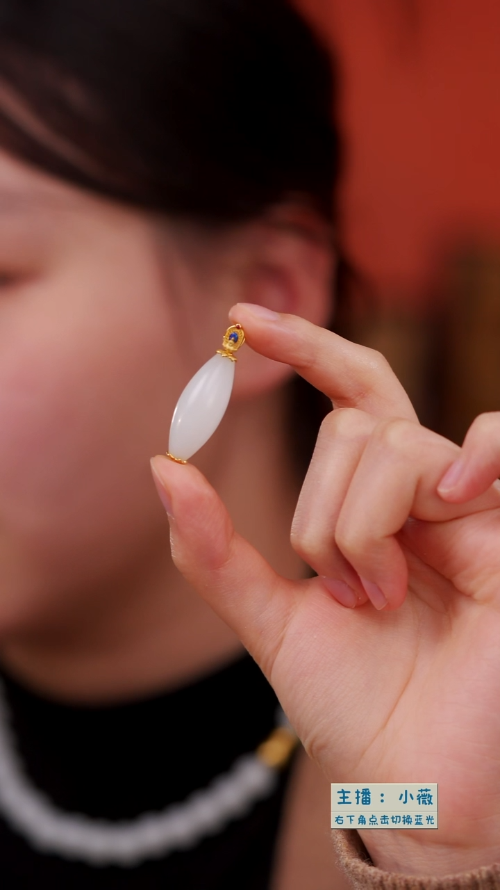 颈饰18K金镶嵌和田玉无相佛勒子