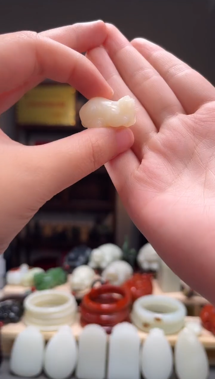 颈饰未镶嵌和田玉吊坠