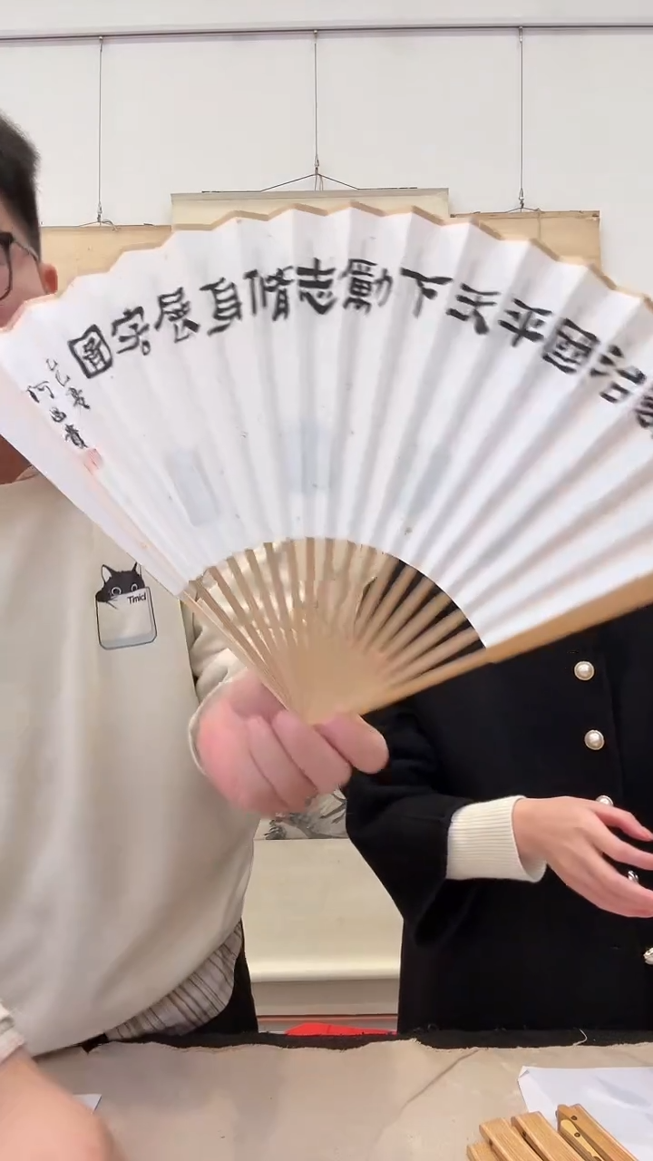 书法j何老师书法成扇双面一件锦盒