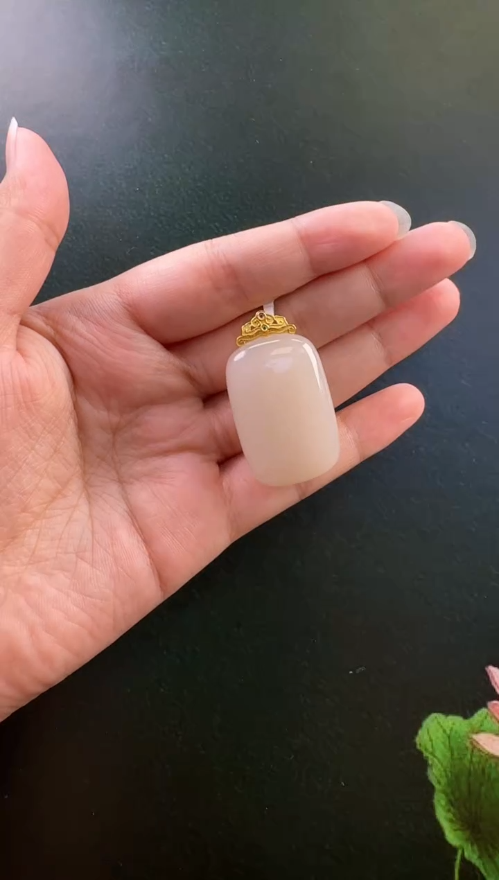 和田玉18K金镶嵌颈饰吊坠