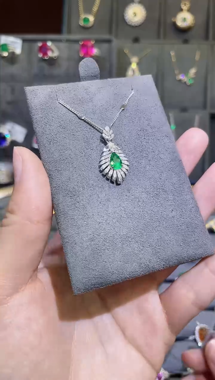 【闪购商品】祖母绿吊坠(不含链)18K金镶嵌0.68ct