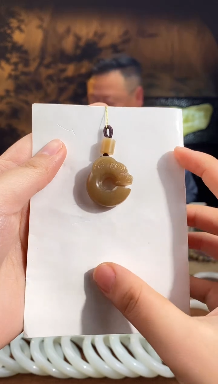 颈饰未镶嵌和田玉（糖玉）且末红糖 玉猪龙