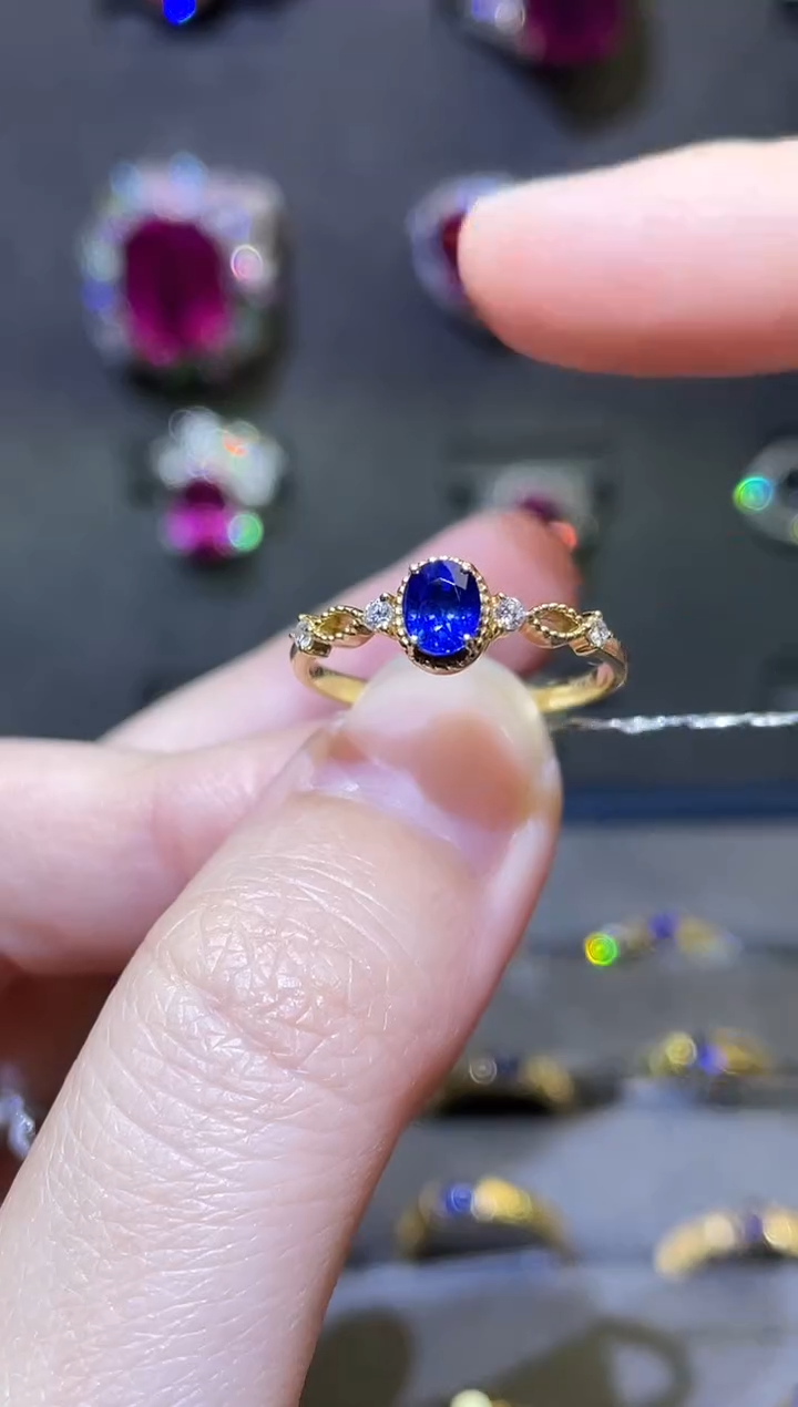 蓝宝石戒指18K金镶嵌皇家蓝0.55ct