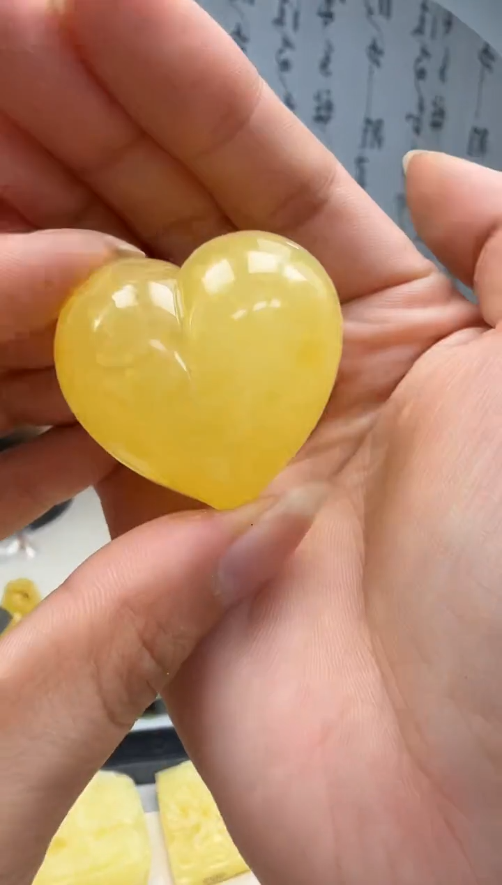 未镶嵌琥珀裸石如图