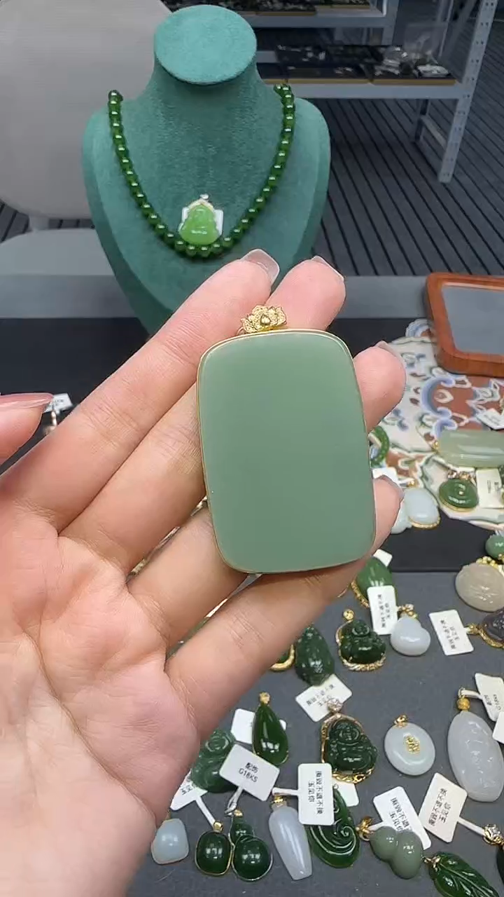 18K金镶嵌和田玉挂件1