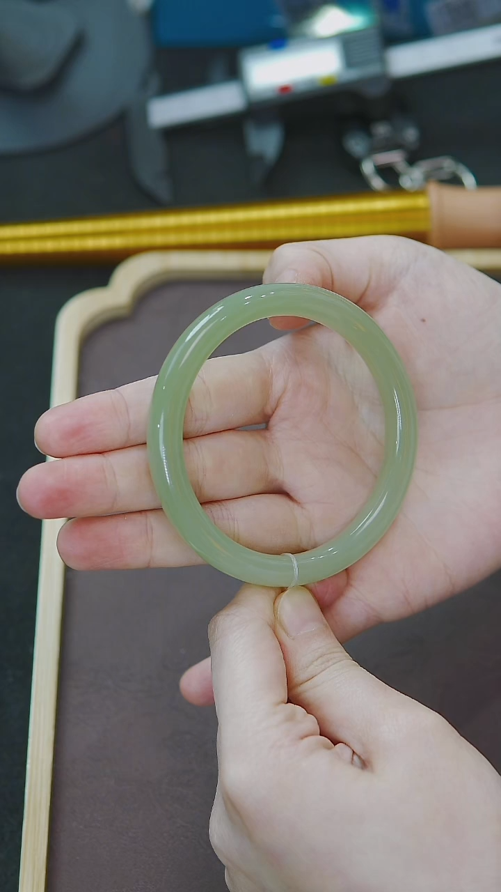 未镶嵌手镯和田玉57圈口小正装满翠翠青手镯