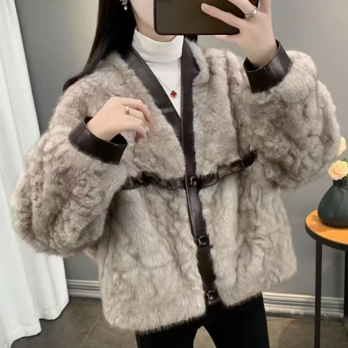 2025新款爆款设计感小香风短款轻奢厚外套女冬季毛茸茸短外套