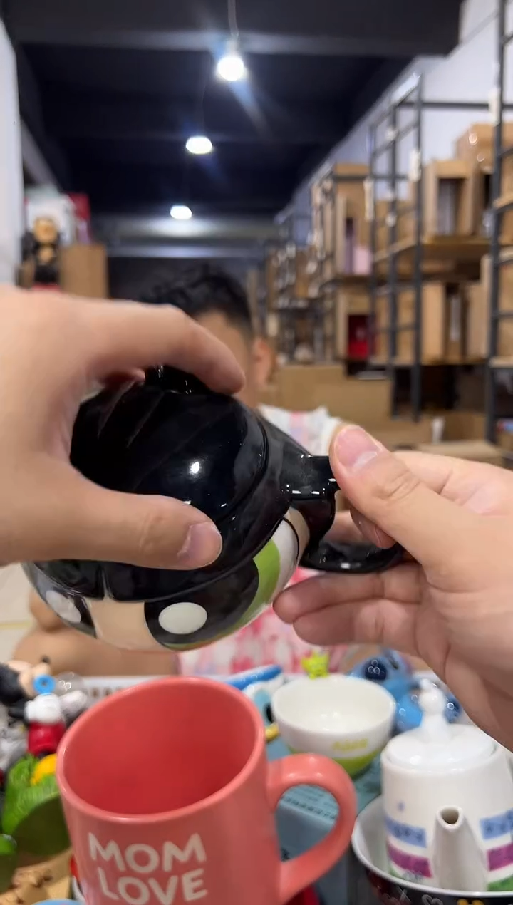 瓷片黑色毛毛带盖杯