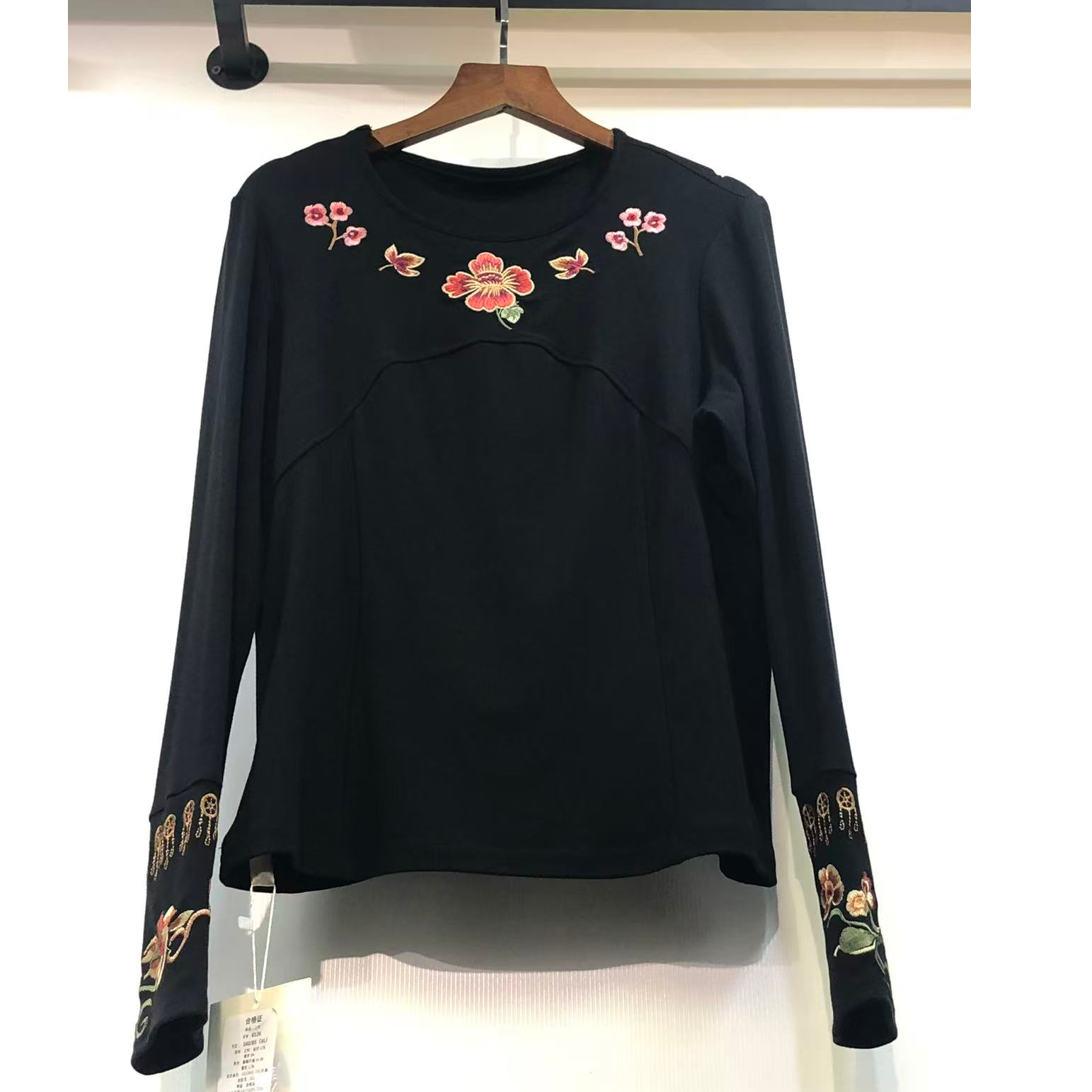 长袖刺绣圆领上衣打底衫唐汉布依新款Y