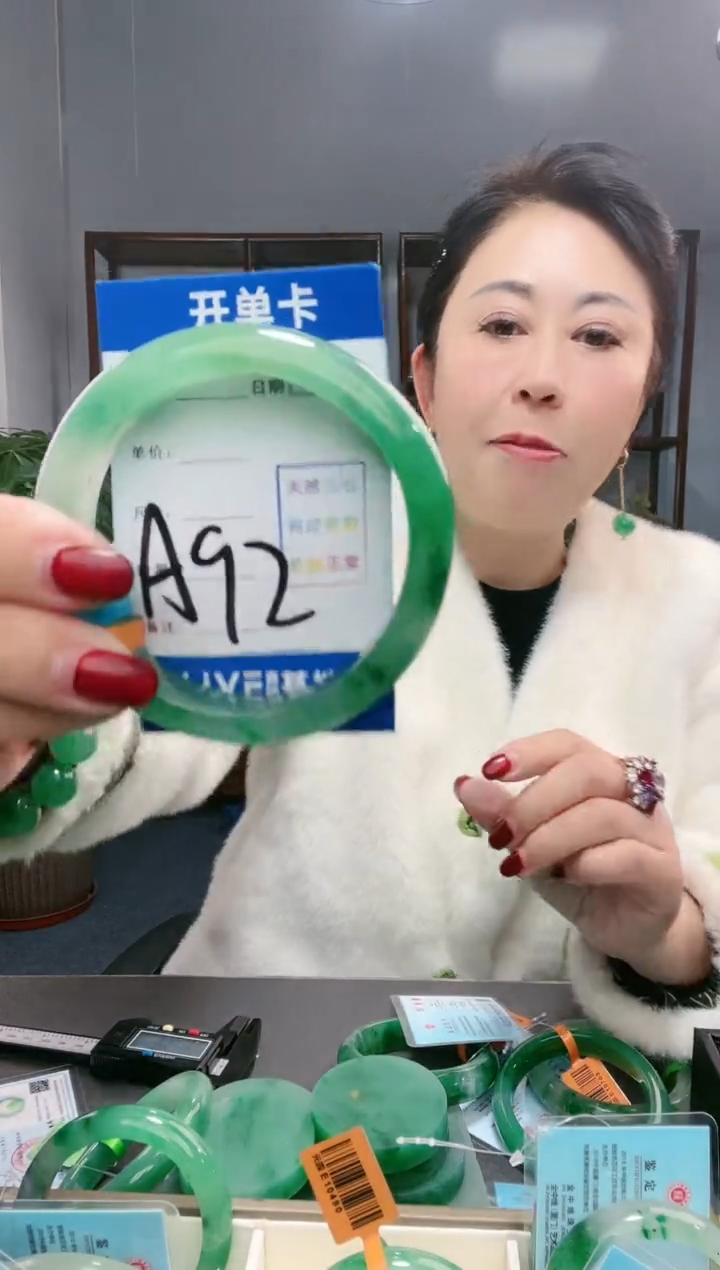 【闪购商品】石英质玉手镯未镶嵌非洲翠