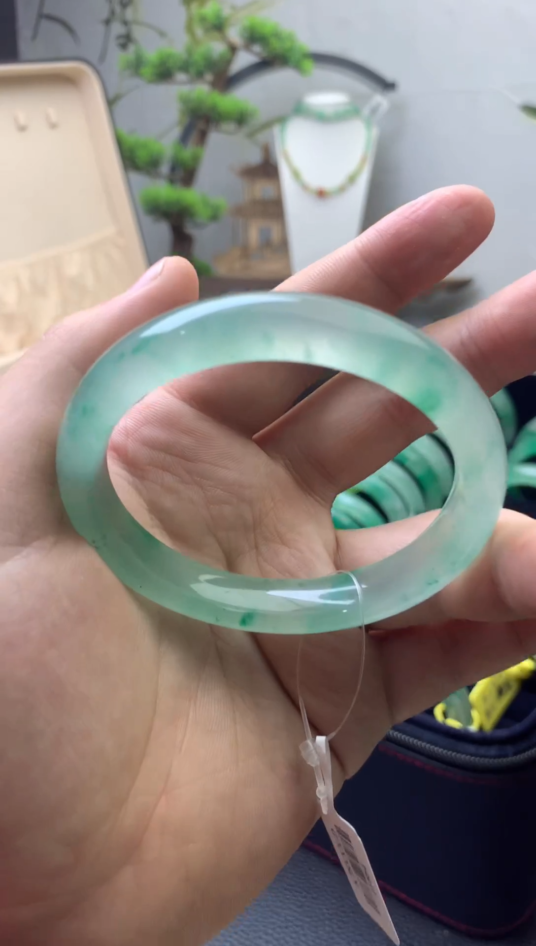 【闪购商品】石英质玉手镯未镶嵌独龙玉冰浅飘