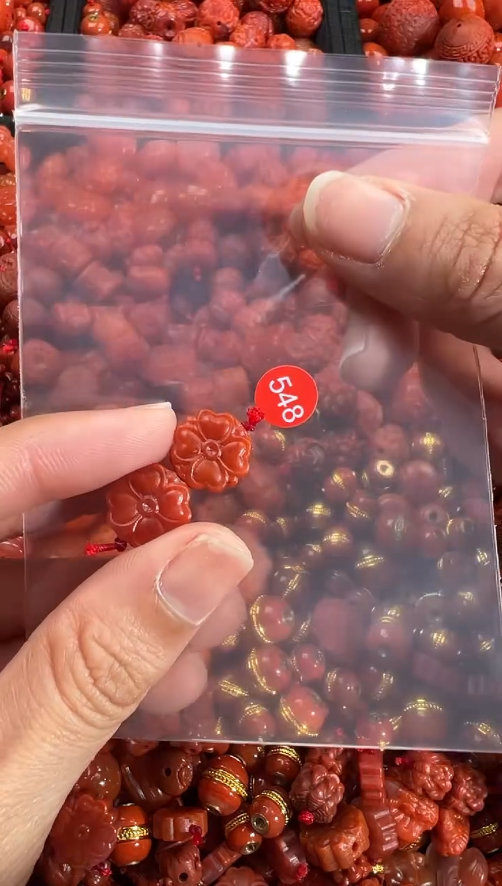 南红玛瑙未镶嵌颈饰1