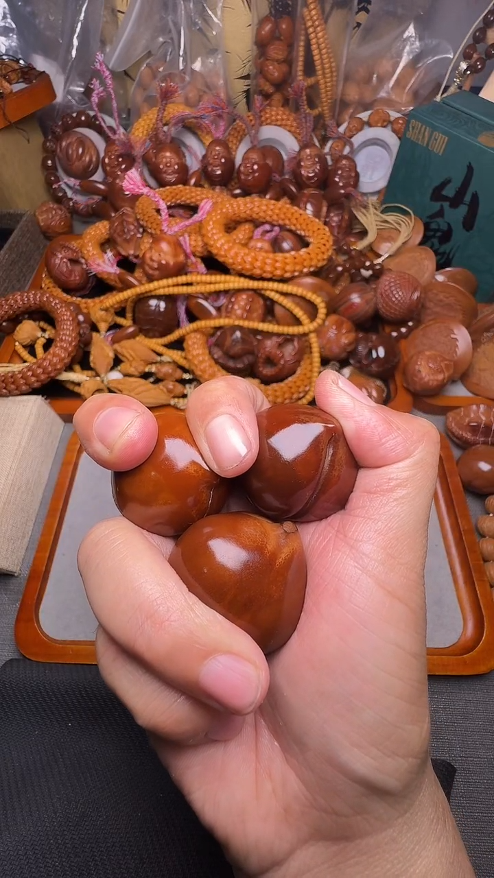 手串橄榄核游****蕾3个桃子