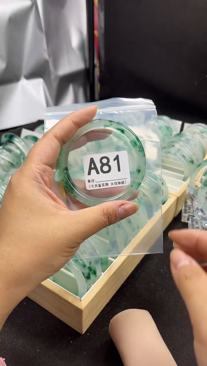 【闪购商品】石英岩玉手镯未镶嵌A81