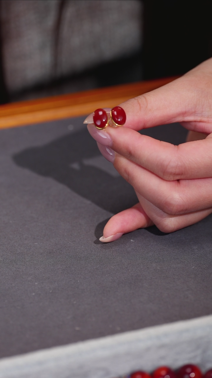 18K金镶嵌南红玛瑙耳钉原矿E5-2