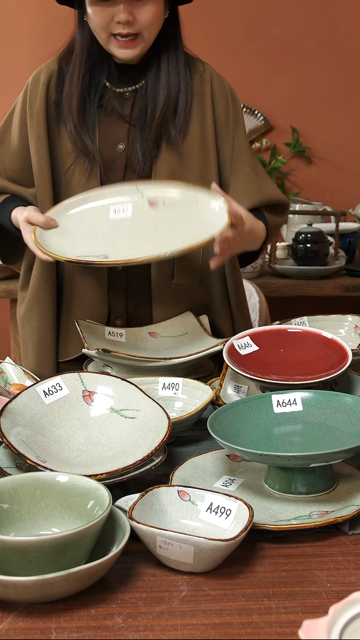 陶瓷A537 一只手绘荷花黑点椭圆鱼盘35*20可能微瑕